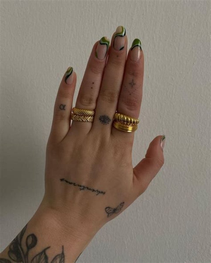 47 Daring Hand Tattoos For Girls to Express Themselves